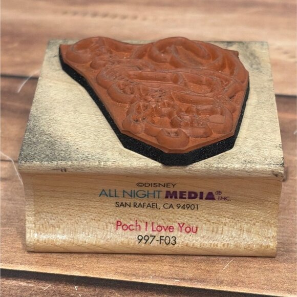 ALL NIGHT MEDIA DISNEY 997-F03 POOH I LOVE YOU WOOD MOUNTED RUBBER STAMP HUG - Picture 3 of 4